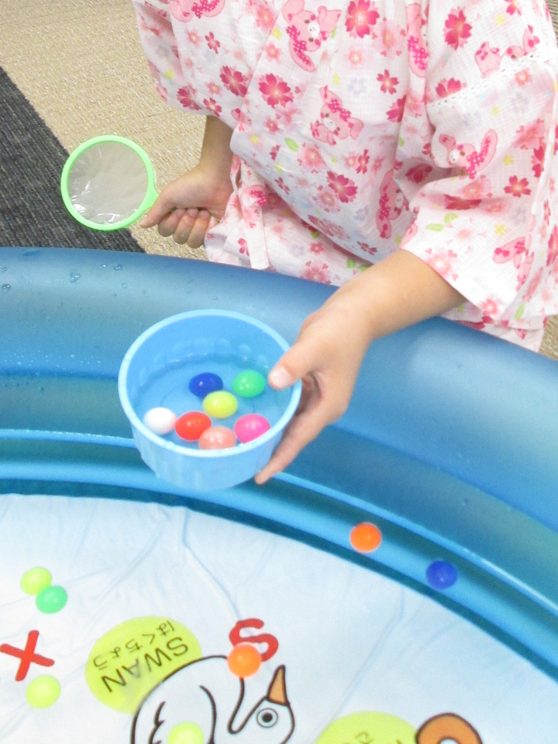 スーパーボールすくいの様子です。