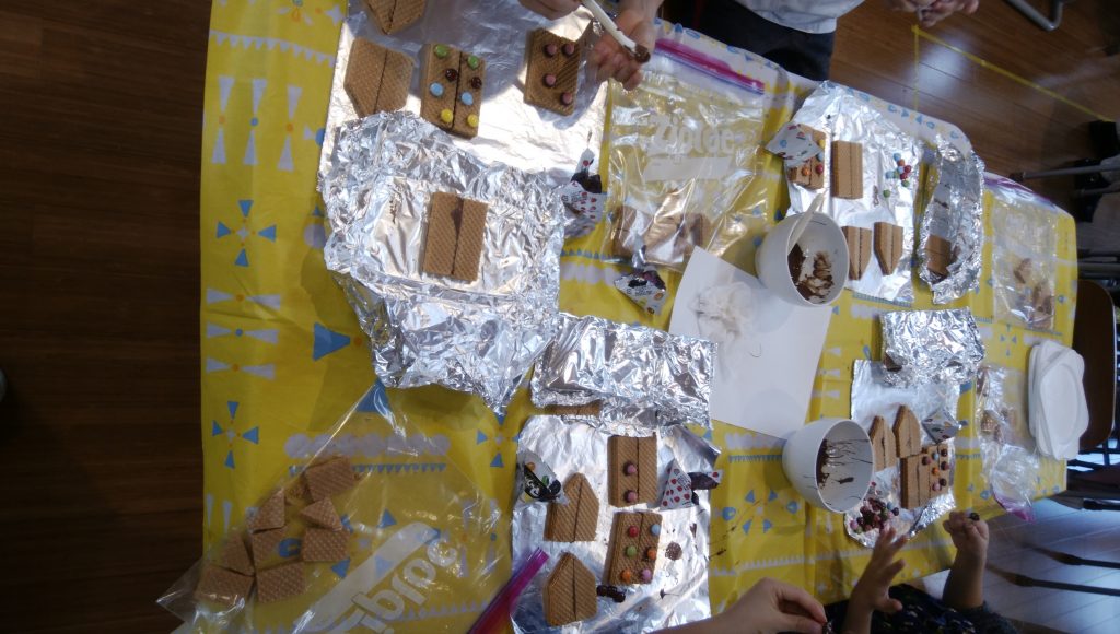 冬休みイベント第一弾「お菓子の家」制作