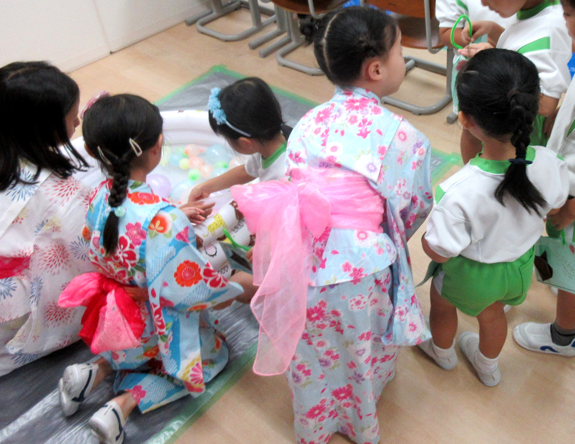 幼児部から可愛いお客さんがたくさん来ました