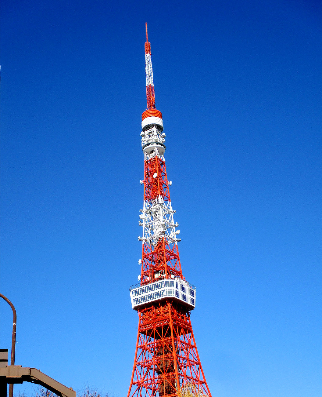 冬の青空の下、東京タワーでございます