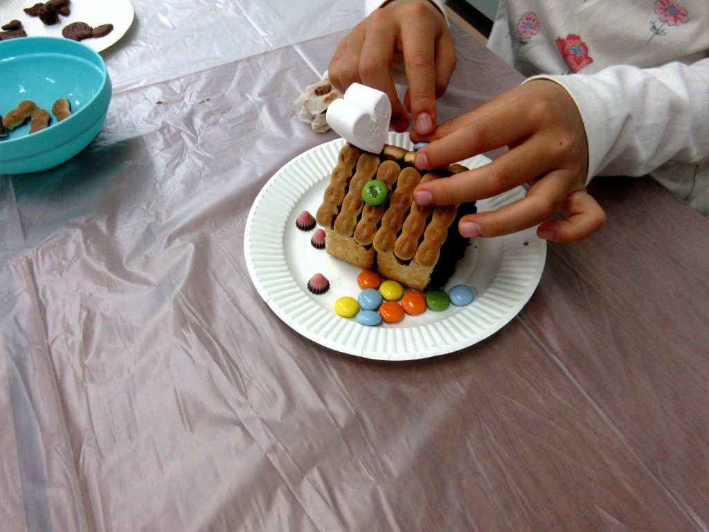個性あふれるお菓子のお家完成