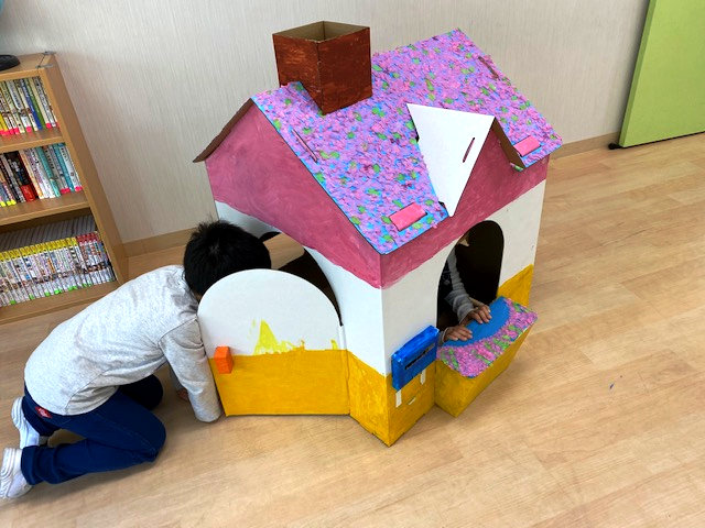 屋根に桜の花びらがたくさん咲いた、春らしいお家ができました