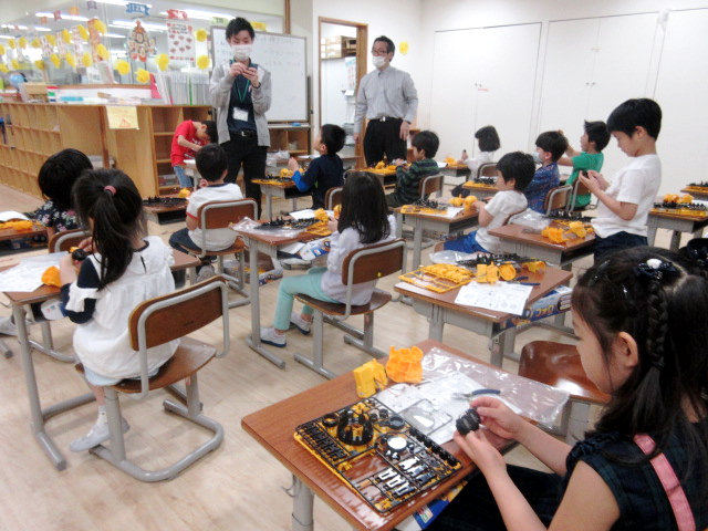 真剣にみんなでロボットを作り上げています