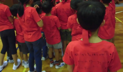 お揃いの赤いTシャツの背中にはみんなのメッセージが