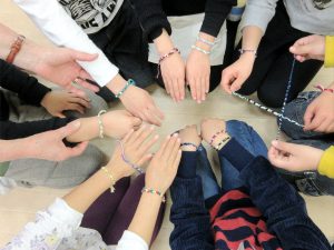 色とりどりのミサンガが完成