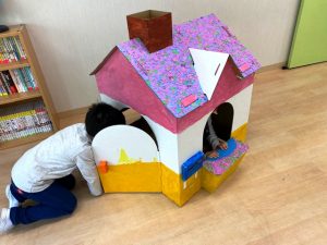 屋根に桜の花びらがたくさん咲いた、春らしいお家ができました