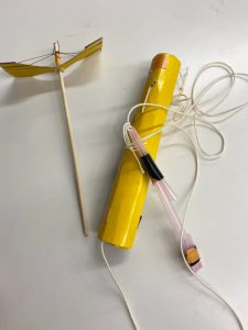 びゅんびゅん飛ぶ紙トンボ